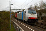 Die an die LINEAS Group NV/SA vermietete 186 504 (91 80 6186 504-7 D-Rpool) fährt am 08.04.2022 mit einem KLV-Zug durch den Bf Scheuerfeld (Sieg) in Richtung Siegen.