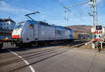 Die an die LINEAS Group NV/SA vermietete 186 446-1 (91 80 6186 446-1 D-Rpool) der Railpool fährt am 21.02.2023, mit einem KLV-Zug auf der Siegstrecke (KBS 460), durch Niederschelden (Sieg) in