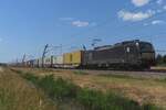 X4E-620 schleppt ein Containerzug durch Valburg am 20 Juni 2023 und ist derzeit an die Lineas vermietet. 