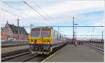 . Am 11.05.2013 stand ein M 4 Steuerwagen am Bahnsteig in Tournai. (Hans)

Die SNCB M 4 Wagen wurden Ende der 1970er Jahren haupschlich fr den innerbelgischen Verkehr gebaut und zwar in der beachtlichen Menge von 600 Wagen. Die M 4 ADx (Steuerwagen) wurden 1982 in einer Stckzahl von 32 gebaut. Zehn von diesen Steuerwagen sind sogar in Frankreich zugelassen. Die maximale Geschwindigkeit betrgt 160 km/h.

Anfangs prsentierte sich die M 4 Flotte im damals blichen bordeaux rot. 1996 - 2002 wurden smtliche M 4 Wagen von Grund auf renoviert und seitdem tragen sie das heute bliche gelb/grau/roten SNCB Design. 