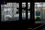 Der Bahnhof Bern - 

Eine kleine Serie mit der Einfahrt eines ICE 4 in den Berner Bahnhof.

Während der ICE seine Warteposition auf dem Lorrainviadukt erreicht hat, fährt einer langer RE-Zug der BLs gebildet aus Flirt 4-Triebzüge d ...