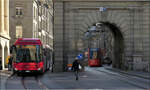 Mit Peter unterwegs in Bern - 

Combino Tram 654 fährt nach der Durchfahrt des Käfigturms in einen älteren Teil der Altstadt ein, während ein Trolleybus der Linie 12 den Turm in Gegenrichtung auf der Nordseite umfährt.

0 ...