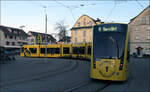 Mit Peter unterwegs in Bern - 

An der Wendeschleife Wabern steht Combino Classic 667. Durch die Krümmung des Zuges in der Schleife ändert sich die Beleuchtung des gelben Tram in der tiefstehenden Sonne.