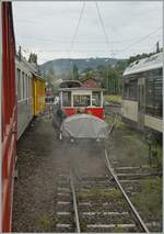 Autour de la voie ferrée / Rund um die eiserne Bahn (Herbstevent 2024) vom Dampfzug aus fällt der Blick aufs Nebengleis, wo die aus der Bretagne stammende Dm 2/2 N* 3 'Le Biniou' mit einem Vorstellwagen für die Fahrt nach Chantemerle v ...