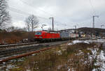 Die 193 322-5 (91 80 6193 322-5 D-DB) der DB Cargo AG fährt am 27.01.2023 mit einem „HUPAC“ KLV-Zug durch Rudersdorf (Kr. Siegen) in Richtung Siegen. Hier befährt der Zug die Dillstrecke (KBS 445) von dieser geht es bei Siegen-O ...