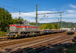 Nun drückt die 271 022-6 „Charlotte“ (92 80 1271 022-6 D-KAF) eine Vossloh/MaK G 1000 BB der KAF Falkenhahn Bau AG. ex MRCE bzw. ex HGK DH 49, am 26 August 2025 den mit Aushub beladenen Niederbordwagen-Zug (zweiachsiger Flachwagen NS ...