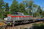 Die 271 022-6 „Charlotte“ (92 80 1271 022-6 D-KAF) eine Vossloh/MaK G 1000 BB der KAF Falkenhahn Bau AG. ex MRCE bzw. ex HGK DH 49, am 26 August 2025 mit einem mit Aushub beladenen Niederbordwagen-Zug (zweiachsiger Flachwagen NS Gattung K ...