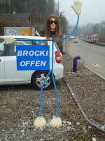 (138'325) - Brocki offen - am Eingang zum BrockiShop in W�ngi - am 14.