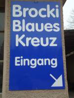 (138'326) - Hinweis auf den Eingang zum BrockiShop W�ngi am 14.