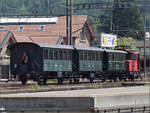 150 Jahre Emmentalbahn.

Tem 225 041 der BLS Stiftung rangiert die Wagen des Schnaaggi Schaaggi im Bahnhof Burgdorf. Mai 2025.

Vorne sind die jüngsten zweiachsigen Personwagen der Schweiz, deren Serie wider den Zeitgeist noch 1927-1929 von  ...