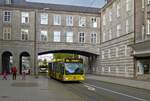 Ein Citaro-Gelenkbus der Ruhrbahn passiert auf der Linie 124 das Mlheimer Rathaus.