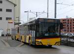 (270'791) - PostAuto Bern - BE 560'403/PID 11'936 - Solaris am 9. Januar 2025 beim Bahnhof Ddingen