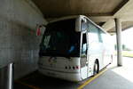 (279'136) - Aus Georgien: ??? - UU-403-UQ - Irisbus (ex Charterbus, I-Milano Nr. 913) am 17. August 2025 in Avry-devant-Pont, Autobahnraststtte