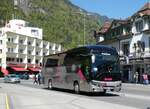 (286'353) - Aus Italien: Reali, Alatri - Nr. 48/FW-148 AM - Neoplan am 24. April 2026 beim Bahnhof Interlaken West