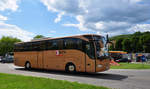 Mercedes Tourismo von EETS Reisen aus Ungarn in Krems gesehen.