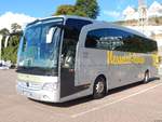 Mercedes Travego von Nessetal-Reisen aus Deutschland im Stadthafen Sassnitz.