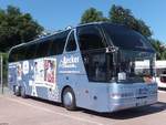 Neoplan Starliner von Becker Touristik aus Deutschland im Stadthafen Sassnitz.