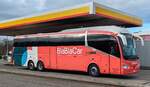 Scania Irizar vom BlaBlaCar-Touring aus Frankfurt steht an einer Tankstelle an der A5, 01-2025