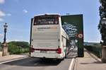 Setra 300er Serie von Waldviertelreisen RIEDER aus Niederösterreich bei der Anfahrt auf die  Mautener Brücke ,Autobrücke zwischen Krems und Mautern/Donau,wobei es gleich sehr eng werden