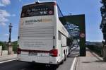 Setra 300er Serie von Waldviertelreisen RIEDER aus Niederösterreich bei der Anfahrt auf die  Mautener Brücke ,Autobrücke zwischen Krems und Mautern/Donau,wobei es gleich sehr eng werden