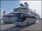 Neben der  Seabourn Pride  stand der Setra 416 GT-HD von Ostseewindreisen aus Deutschland im Stadthafen Sassnitz.