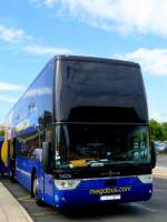 Frankreich, Languedoc-Roussillon, Hrault, Montpellier Sabines (an der Trambahn Linie 2): ein megabus.com (VanHool TX27 astromega) auf der Fahrt nach Spanien.