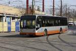 Van Hool Bus Nr. 8104 im Stadtverkehr Brssel hier am 19.3.2014 am Bahnhof Midi.
Welcher genauen Unterserie gem Einordnungsschema der Bus zuzuordnen ist, kann ich nicht sagen. Ich ordne ihn erst einmal der A 300 Serie zu.