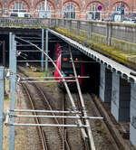 Schweizer Technik in Skandinavien, hier in der dnischen Hauptstadt Kopenhagen beim Kbenhavns Hovedbanegrd (Kopenhagen Hauptbahnhof) ber den Gleisen der S-Bahn (S-tog, dnisch fr S-Zug) sind Deckenstromschiene CR von Furrer+Frey (Bern) verbaut, wie hier am 20 Mrz 2019 zusehen. 

Vor ber 30 Jahren hat die Firma Furrer+Frey AG die Idee der Deckenstromschiene als Alternative zur konventionellen Fahrleitung aufgegriffen. Seither wurde die Deckenstromschiene vom ersten Prototyp bis zum aktuellen Furrer+Frey  -System fr Hochgeschwindigkeits-Anwendungen permanent weiterentwickelt. Auf diese Weise entstand ein technisch ausgereiftes Produkt, welches von unseren Kunden in ber 30 Lndern geschtzt und anerkannt ist und seither mit einer Gesamtlnge von ber 2000 km in Tunneln, Verladeanlagen, auf beweglichen Brcken und in Unterhaltshallen installiert wurde. 

Bereits 1988 konnten auf einem Versuchsabschnitt 140 km/h erreicht werden. Die Deckenstromschiene wurde anschlieend mit gefederten Tragwerken ausgestattet, welche durch ihre schwingungsdmpfenden Eigenschaften Kontaktkraftspitzen bei der Stromabnahme reduzieren. Zustzlich wurde ein neues Stromschienenprofil mit Innenrippen gestaltet, die in die Nuten der Stolaschen eingreifen. Dies verbessert die Lagegenauigkeit am bergang zwischen zwei Stromschienenprofilen. Mit diesen technischen Innovationen wurde im Jahre 2004 die erste Deckenstromschienenanlage in Betrieb genommen, welche planmig mit 200 km/h befahren wird. Der nchste Meilenstein, die TSI-konforme Auslegung der Deckenstromschiene mit all ihren Komponenten fr 250 km/h, wurde 2012 erreicht!

Messfahrten mit dem ICE-S-Messzug der Deutschen Bahn bis 275 km/h haben nachgewiesen, dass die Deckenstromschiene System Furrer+Frey  mit 250 km/h ohne Einschrnkungen und unter Einhaltung der Grenzwerte gem EN 50367 befahren werden kann. Bei den Messfahrten wurden sogar 302 km/h erreicht. Weltrekord

Quelle: Furrer + Frey 
