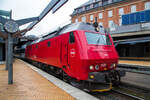 Die DSB ME 1520 (92 86 0001 520-2DK-DSB) verlsst am 20 Mrz 2019 mit einem Doppelstock-Regionalzug (Regionaltog) den  Hauptbahnhof Kopenhagen (Kbenhavns Hovedbanegrd).