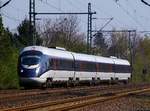 Gut schaut er aus der mit DSB Folien beklebte 0605 006/106/206/506 Tz 5506 der hier als ICE 380 nach Flensburg Einfahrt in Schleswig hat.