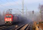 RSC 0185 323-0 mit dem LKW-Walter KLV Ganzzug festgehalten bei der Durchfahrt in Schleswig am 25.11.2016