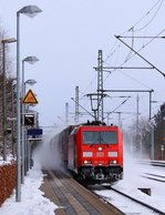 DBS/RSC 185 335-4 rauscht hier mit dem 40576 durch Schleswig.