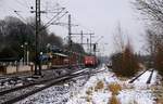 Blick auf den Bahnhof Schleswig mit der wartenden (9186 0)185 324-8(DK-RSC) und ihrem Güterzug vom Bü Karpfenteich(an der Schranke).