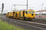 Gleisbauzug von Schweerbau im Bahnhof Delitzsch unt Bf am 27.5.21