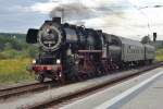 Uberraschung in Naumburg (Saale) Hbf am 18 September 2015: 52 8154 mit zwei ex-DR Wagen grsst den Fotografen.