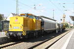 203 305 und 203 314 mit dem Blmchentot bei der Durchfahrt im Bahnhof Merseburg Hbf am 14.8.21