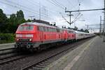 schön abgerockt:218 366-3 und 218 369-7 stand mit den IC nach westerland/sylt,in itzehoe,01.07.22