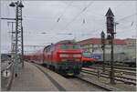 Die DB 218 429-9 bei dar Ankunft in Singen (Htw) mit ihrem RE 3 3057 von Basel Bad Bf nach Friedrichshafen-Hafen. In der Regel werden auf dieser Relation DB 245 eingesetzt, so dass die schöne DB 218 eine erfreuliche Abwechslung bietet, besonderes, da die formschöne Lok, die früher überall anzutreffen war, heute doch schon recht selten zu erleben ist.

15. März 2025