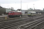 Blick aus der 218 105 auf die 232 262 und den VT 650 XXX von agilis bei der Einfahrt in den Bahnhof Marktredwitz am 22.3.21