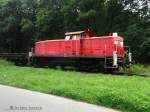 295 012-9 stand beim glinder bhf mit mehreren gleisbauwagen abfahrbereit am 13.07.13