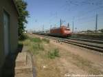 101 028 lsst mit dem InterCity den Hallenser Hbf hinter sich am 5.6.15