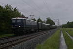 E10 228 anstatt der geplanten 01 1104 zog am 1.6.2024 den SDZ nach Koblenz Lützel. 
Hier ist der Zug um 8⁰²Uhr bei der Durchfahrt in Thüngersheim abgelichtet. 
