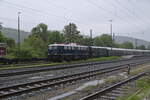E10 228 anstatt der geplanten 01 1104 zog am 1.6.2024 den SDZ nach Koblenz Lützel. 
Hier ist der Zug beim Halt in Lohr am Main. 