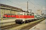 Die DB  111 176-4 wartet in München HBF mit einem Doppelstockzug auf die Abfahrt. 

Analogbild vom 4. Mai 2001