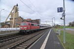 Der letzte Mittagsersatzug auf der Linie RE8  Würzburg Hbf- Stuttgart Hbf in Kochendorf vorm Salzbergwerk König Wilhelm Schacht2 von der GfF 111 200-5 mit TRI N-Wagenzug bedient.  Ab 10.12.2023 sollen wieder nur Flirt für GoAhead BW fahren, dann wäre der Einbau des ETCS abgeschlossen.  9.12.23