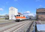 Mit einem Fanzug aus Ingolstadt kommend ist die 111 185 in Eubigheim gen Mannheim Hbf unterwegs. 25.2.2024