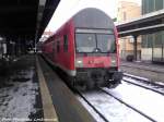 112 106 mit Dostowagen als RE5 mit Ziel Neustrelitz Hbf im Bahnhof Stralsund Hbf am 21.3.13