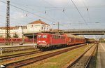 DB 140 681 zieht ein PKW-Zug durch Regensburg Hbf am 10 Juni 2009.