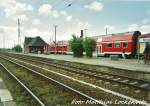 BR 143 als RB14 mit Ziel Ostseebad Binz im Bahnhof Bergen auf Rgen / Hier die Dazugehrigen RB14 Wagen am 14.6.99