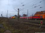 203 315-6 mit einem Notfalltechnikwagen und BR 143 mit einer RegionalBahn im Bahnhof Angersdorf am 11.12.14